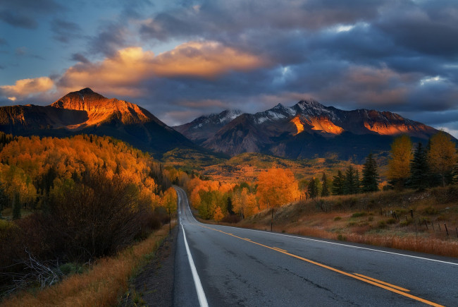 Обои картинки фото природа, дороги, горы, закат, дорога
