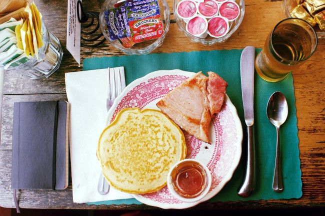 Обои картинки фото еда, блины,  оладьи, мясо, джем, оладьи, завтрак