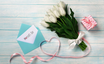 Картинка праздничные день+матери надпись подарок тюльпаны