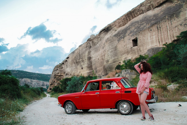 Обои картинки фото москвич- 2140, автомобили, -авто с девушками, девушка, красный, классика, автомобиль, москвич-, 2140