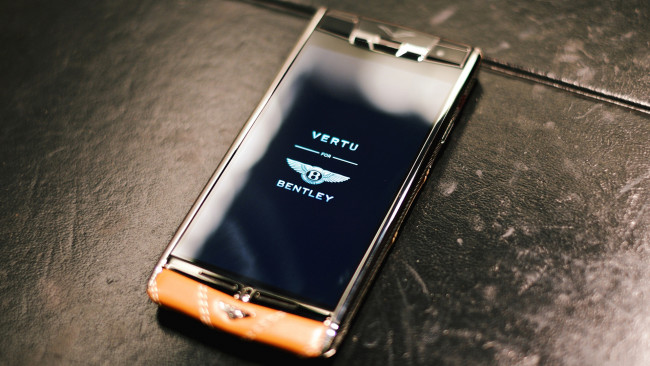 Обои картинки фото бренды, vertu signature, смартфон, vertu, экран, логотип