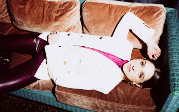 Картинка девушки natalia+dyer жакет брюки диван