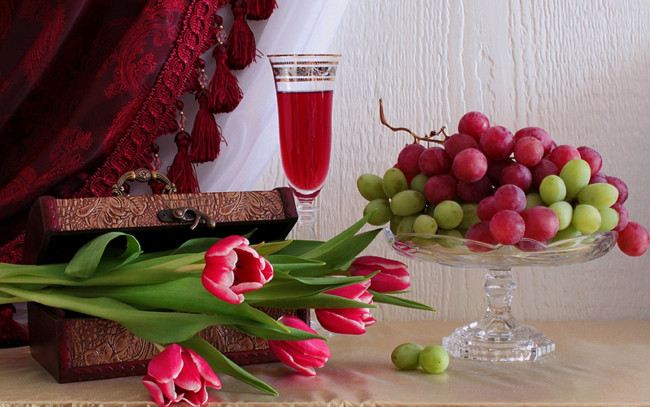 Обои картинки фото еда, виноград, ягоды, гроздь, вино, тюльпаны