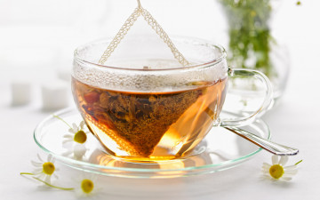 Картинка еда напитки +чай прозрачный стакан чай пакетик ромашки