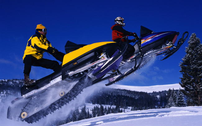 Обои картинки фото мотоциклы, снегоходы, гора, снег, прчжок
