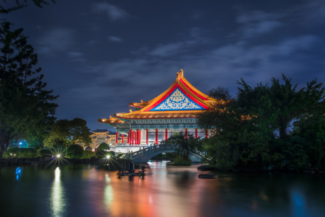 Обои картинки фото тайвань, тайбэй, национальный, театр, города, здание, архитектура, сад, деревья, мостик, пруд, ночь, освещение, синее, небо, облака
