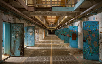 Картинка разное развалины +руины +металлолом тюрьма интерьер коридор камеры мусор