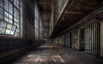 Картинка разное развалины +руины +металлолом тюрьма интерьер коридор окна решетки камеры