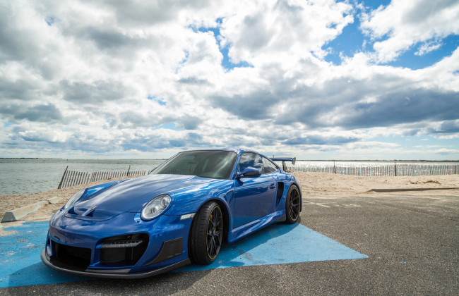 Обои картинки фото porsche 911 turbo s, автомобили, porsche, пляж, облака, авто, синий