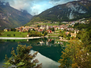 Картинка города -+панорамы дома горы озеро molveno италия