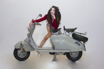 Картинка мотоциклы мото+с+девушкой дама мотороллер
