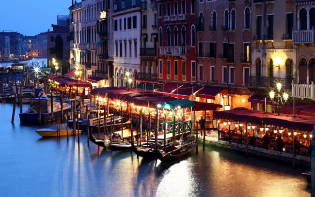 Обои картинки фото города, венеция , италия, вечер, огни, кафе, причал, гондолы
