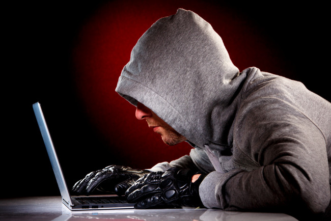 Обои картинки фото мужчины, - unsort, капюшон, парень, хакер, перчатки, ноутбук, щетина