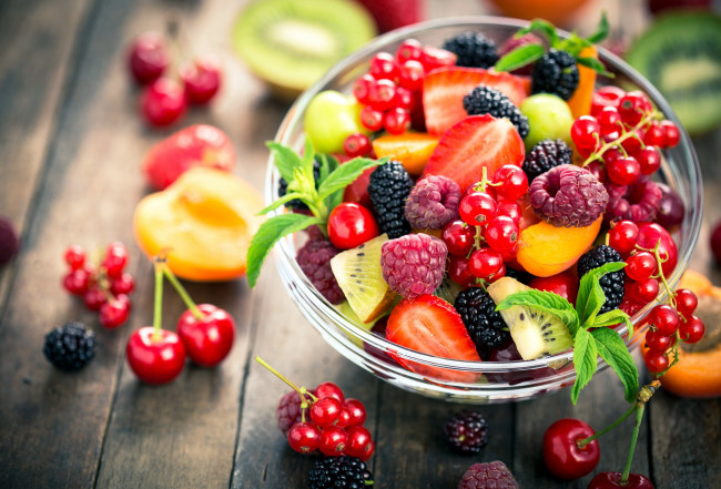 Обои картинки фото еда, фрукты,  ягоды, малина, киви, смородина, ежевика