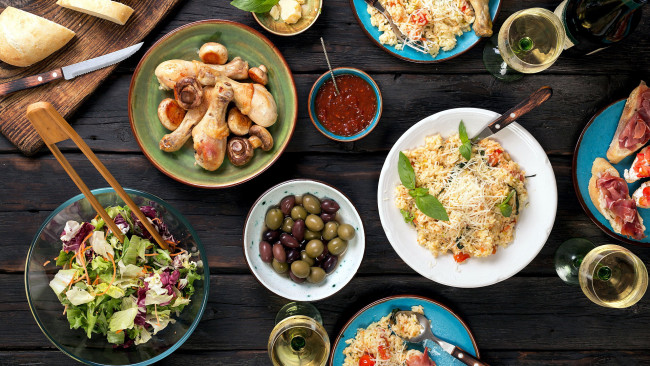 Обои картинки фото еда, разное, салаты, сыр, курица, маслины, перец, вино