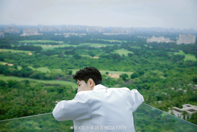 Обои картинки фото мужчины, xiao zhan, актер, пиджак, балкон, панорама