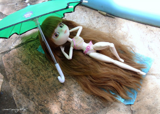 Картинка разное игрушки купальник брюнетка зонтик кукла