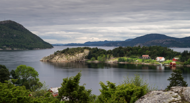 Обои картинки фото норвегия, природа, побережье, холм, деревья, дома, острова, водоем