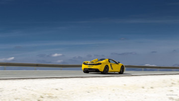 Картинка автомобили mclaren желтый берег озеро