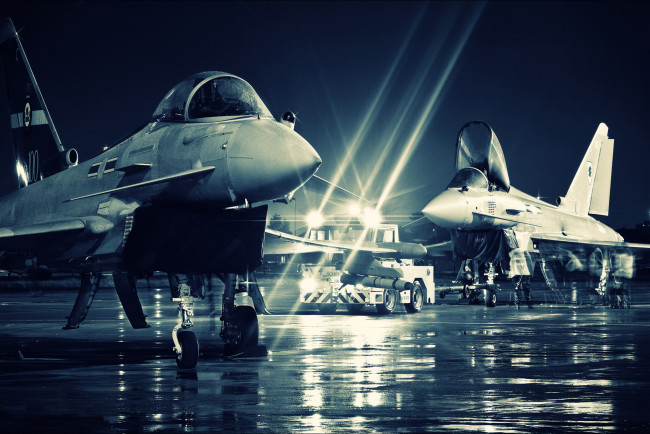 Обои картинки фото авиация, боевые, самолёты, истребители, ночь, стоянка, тягач