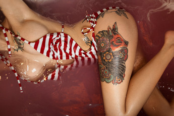 Картинка девушки -unsort+ женские+прелести photographer shailine doney photo girl model body ass tatoo девушка тело купальник грудь попка тату вода ванна
