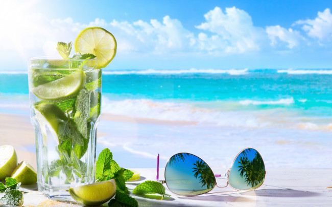 Обои картинки фото еда, напитки,  коктейль, мохито, боке, напиток, лайм, очки, горизонт, море, лимон, пальмы, отражение, стакан, облака, солнце, листья, стекло, небо, пляж