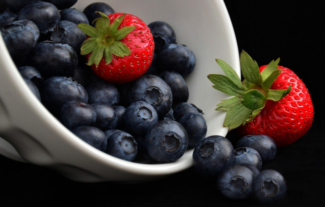Обои картинки фото еда, фрукты,  ягоды, голубика, клубника, ягоды
