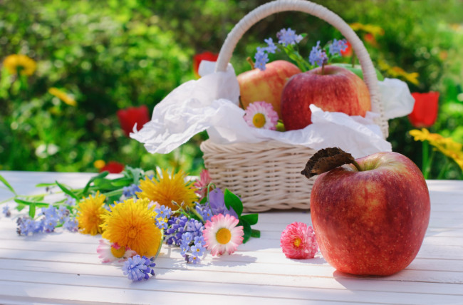 Обои картинки фото еда, Яблоки, цветы, яблоки, корзинка