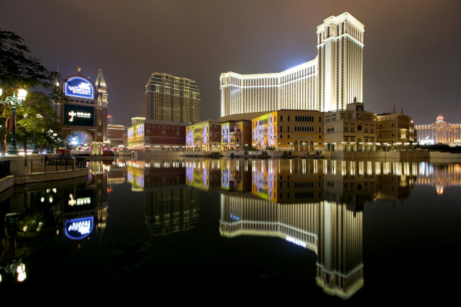 Обои картинки фото venetian hotel resort & casino in macau,  china, города, макао , китай, огни, ночь
