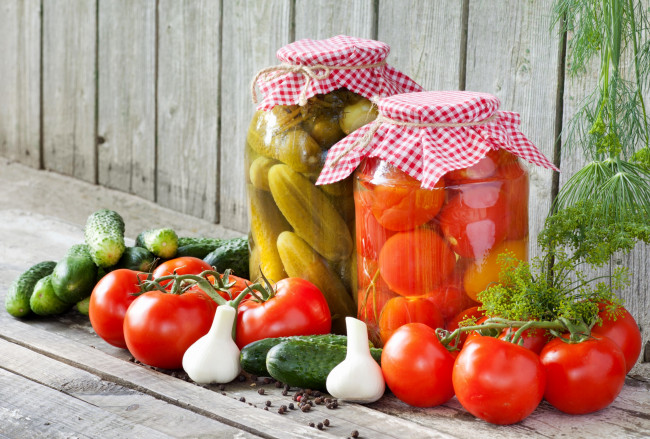 Обои картинки фото еда, консервация, укроп, чеснок, огурцы, помидоры, банки, перец, томаты