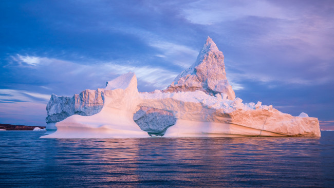 Обои картинки фото природа, айсберги и ледники, вода, небо, море, пейзаж, снег, облака, гренландия, глыба, айсберг, ледник, утро, голубой, отверстие, льды, вершина, лёд, рассвет, синева