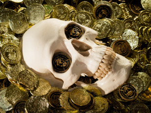 Картинка разное золото купюры монеты череп пиастры