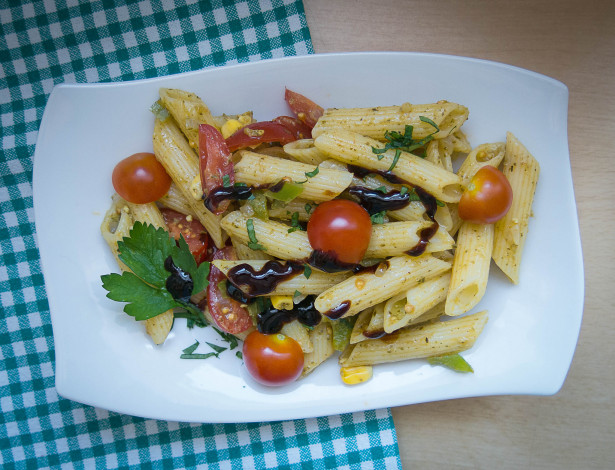 Обои картинки фото еда, макаронные блюда, макароны, овощи