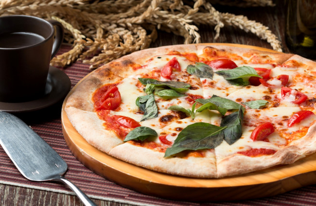 Обои картинки фото еда, пицца, базилик, сыр, помидоры