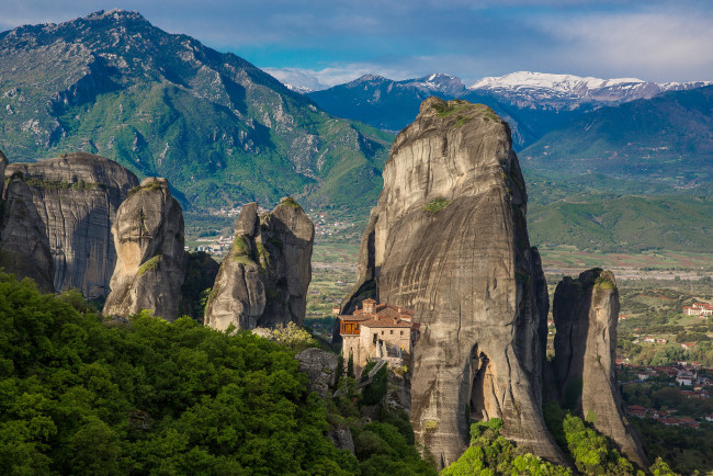 Обои картинки фото природа, горы, греция, метеоры, скалы, долина, монастырь
