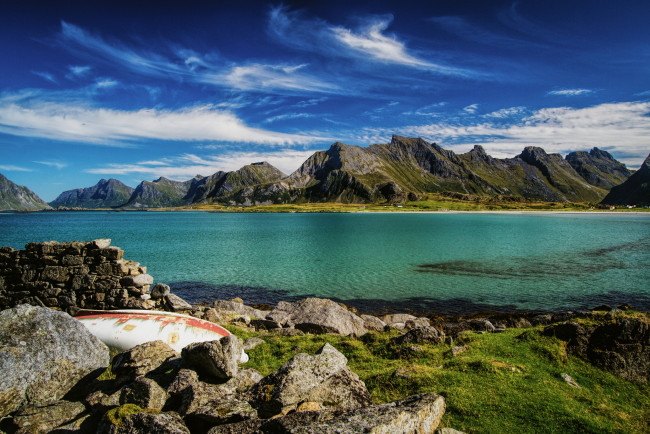 Обои картинки фото природа, реки, озера, норвегия, lofoten, лофотенские, острова, море, побережье, горы, камни, лодка