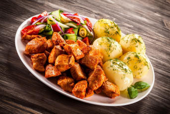 Картинка еда мясные+блюда салат овощи базилик картофель кусочки мясо