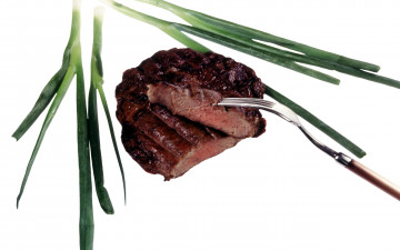 Картинка еда мясные+блюда лук зеленый вилка мясо куски