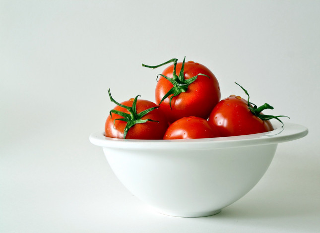 Обои картинки фото еда, помидоры, капли, томаты, миска