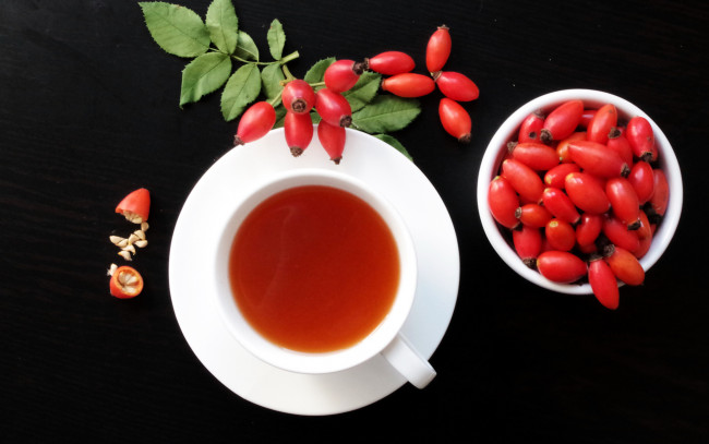 Обои картинки фото еда, напитки,  Чай, напиток, шиповник, ягоды, ветка, чашка