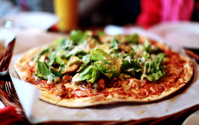 Обои картинки фото еда, пицца, тонкая, зелень