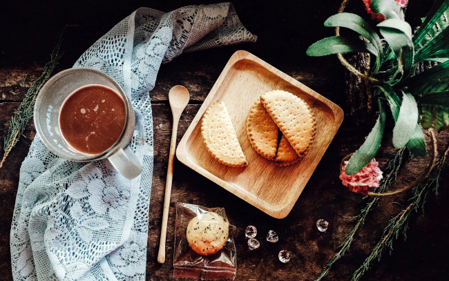Обои картинки фото еда, пирожные,  кексы,  печенье, деревянная, какао, ложка, печенье
