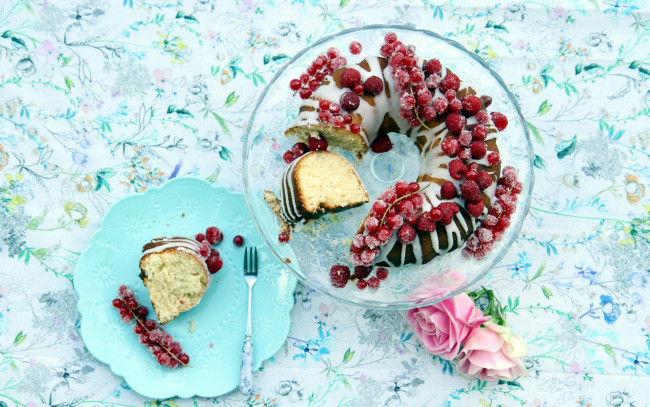 Обои картинки фото еда, пирожные,  кексы,  печенье, розы, глазурь, красная, кекс, смородина