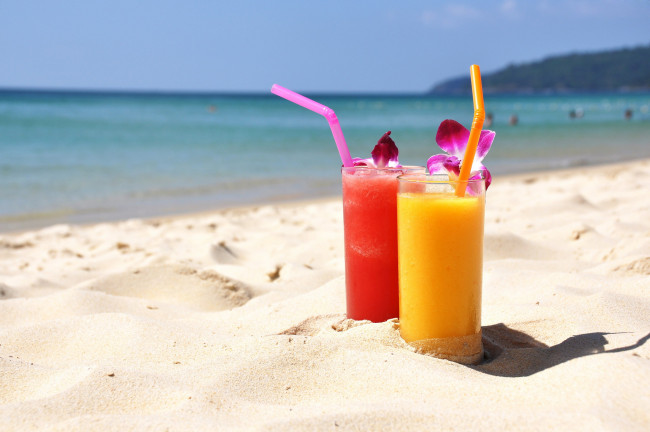 Обои картинки фото еда, напитки,  коктейль, жара, песок, море, пляж