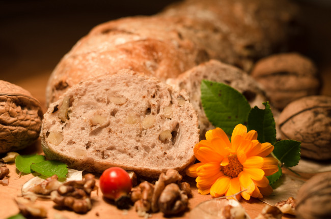 Обои картинки фото еда, хлеб,  выпечка, орехи, шиповник