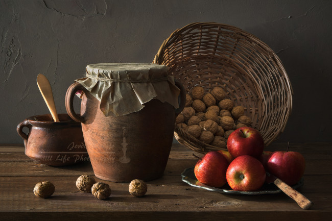 Обои картинки фото еда, натюрморт, яблоки, кувшин, корзина, орехи