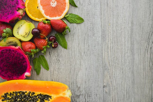 Обои картинки фото еда, фрукты,  ягоды, апельсин, клубника, киви, цитрусы, листья, мята, ягоды, грейфрут