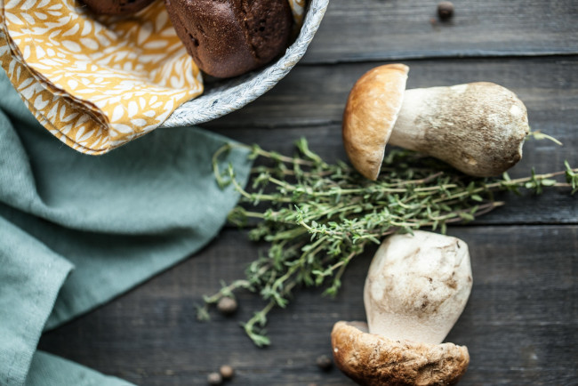 Обои картинки фото еда, грибы,  грибные блюда, салфетка, зелень, белый, гриб