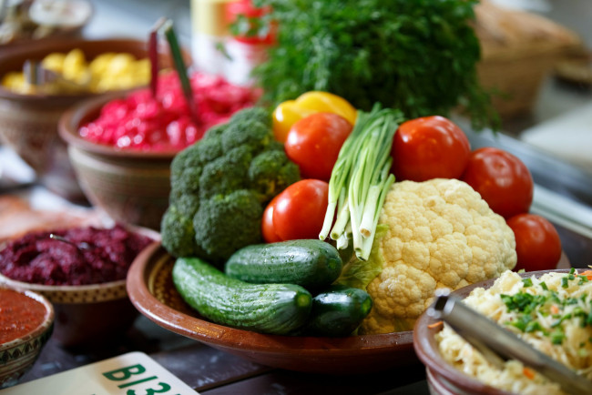 Обои картинки фото еда, овощи, лук, огурцы, помидоры, брокколи, капуста, томаты