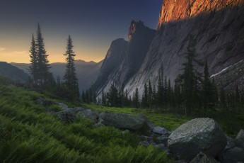Картинка природа горы лето лес скалы камни вечер склон свет вершины валуны папоротник